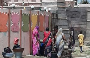 પાણી માટે રઝળપાટ : અમદાવાદના સોલા વિસ્તારની આ તસ્વીર વિકાસની વરવી વાસ્તવિક સ્થિતિ દર્શાવે છે