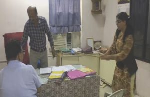 જામનગરમાં કોર્પોરેટરની દબંગગીરી ધોકો બતાવી કમિશનરની ચેમ્બરમાં લાકડી વીંઝી