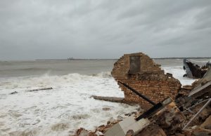 પોરબંદરના જૂની દીવાદાંડી નજીક આવેલું ભૂતેશ્વર મહાદેવનું મંદિર દરિયામાં ગરકાવ