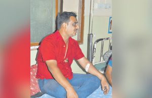 મેહસાણામાં લુખ્ખાઓની લમ્પટલીલા,પોલીસની હાજરીમાં જ બાઇક ચાલકને લૂંટી લેવાયો