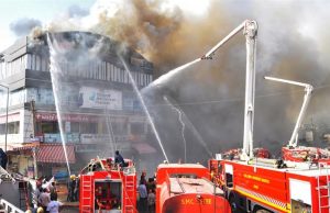 સુરત:તક્ષશિલા અગ્નિકાંડ:એક મહિના પછી પણ 22 માતાઓની રડતી આંખો ‘ન્યાય માટે ટળવળી ’રહી છે