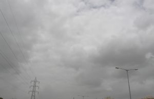 વાદળછાયા વાતાવરણ વચ્ચે અમદાવાદમાં ઝરમર વરસ્યો મેહુલીયો