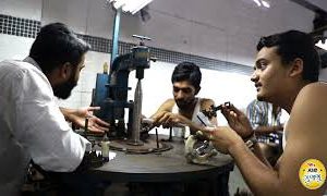 સુરત હીરા બજારમાં મંદીનો માર:ડાયમંડ કંપની દ્વારા 70 જેટલા રત્નકલાકારોને અચાનક છુટ્ટા કરી દેવાયા