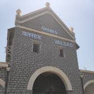 વલસાડ રેલ્વે સ્ટેશન પર એક નંબરના પ્લેટફોર્મ પર પાણી ભરાઈ ગયા