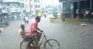વડોદરામાં કડાકા ભડાકા સાથે 4 કલાકમાં 3 ઇંચ વરસાદથી જળબંબાકાર,ઠેરઠેર ભરાયા પાણી