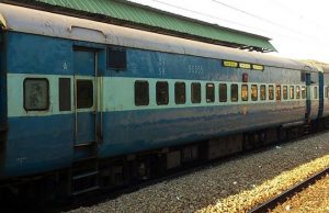 અમદાવાદ અને મુંબઇ લોકલમાં રેલવે ટ્રેક પર પાણી જમા થતાં રેલ વ્યવહાર પ્રભાવિત,અનેક ટ્રેઈનો મોડી તો કેટલીક થઇ રદ