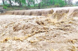 ધોધમાર વરસાદને લીધે છોટા ઉદેપુરમાં નદીઓ છલકાઈ,પૂરની સ્થિતિ સર્જાઈ,અનેક ગામોમાં પાણી ઘૂસતાં લોકોના હાલ બેહાલ થયા