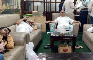 કર્ણાટકમાં રાજકારણ રોળાયું,ધારાસભ્યોએ રાત ગૃહમાં પસાર કરી, આજે શું થશે ?