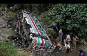 જમ્મુ કાશમીરમાં દુઃખદ ઘટના સર્જાઈ, મૂસાફરો સાથેની બસ ખીણમાં પડતા 24 મુસાફરોના મોત