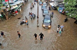 અંતે ભારે બફારા બાદ રાત્રે અમદાવાદના વિવિધ વિસ્તારોમાં પડયો રીમઝીમ વરસાદ