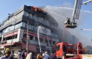 સુરતઃતક્ષશીલા આર્કેડમાં ફરીથી સળગી અગન જવાળાઓ,ફાયર વિભાગે આગ પર મેળવ્યો કાબુ