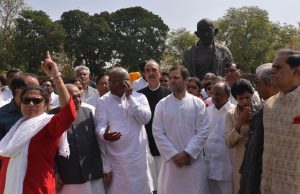 ગોવા અને કર્ણાટકની સ્થિતિ અંગે વિપક્ષી નેતાઓએ સંસદમાં ગાંધીજીની પ્રતિમાની સામે કર્યુ પ્રદર્શન,સોનિયા ગાંધી અને રાહુલ ગાંધીની આગેવાનીમાં લોકતંત્ર બચાવોના બેનર સાથે કર્યા સૂત્રોચ્ચારો