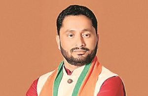 કૅબિનેટ મંત્રી ઈશ્વર પરમારને બદકામના આક્ષેપમાં ફસાવી ધમકી આપનાર મહિલાની ધરપકડ