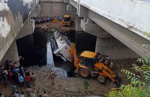 આગ્રા નજીક યમુના એક્સપ્રેસ-વે પરથી નાળામાં બસ ખાબકતાં 29 મુસાફરોનાં કરુણ મોત ,20 લોકો ઘાયલ