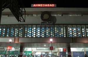 અમદાવાદ:કાલુપુર સ્ટેશનના પ્લેટફોર્મ નંબર 2 પર બોમ્બની અફવાએ છૂટી પોલીસ ફોજ
