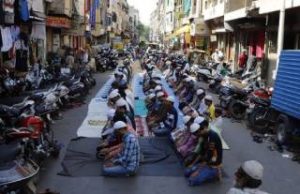 યુપીમાં જાહેર સ્થળો અને માર્ગો પર નમાજ પઢવા પર પ્રતિબંધ,અલીગઢ તંત્રએ જાહેર કર્યો સરકયુલર