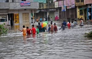વડોદરામાં બારેમેઘ ખાંગા:જનજીવન સંપૂર્ણપણે ઠપ,24 કલાકમાં 20 ઈંચ જેટલો અતિભારે વરસાદ