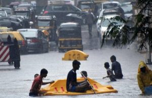 અવિરત વરસાદથી મુસીબતમાં મુકાયું મુંબઈ:10 ફ્લાઇટો રદ કરાઈ,48 કલાકનું રેડ એલર્ટ
