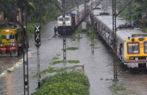 દક્ષિણ ગુજરાતના ભારે વરસાદે રેલના પૈડાં થંભાવ્યા,લાંબા અંતરની 19 ટ્રેન રદ્દ કરાઈ