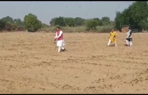 સરકારનો તીડોત્સવ હોય તેમ નેતાઓ થાળીઓ અને વેલણ લઈને ખેતરમાં ઉતર્યા, જુઓ જીતુ વાઘાણીનો આ વિડીયો