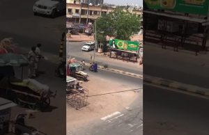 કેટલાક પોલીસકર્મીઓએ ખાખીને કલંકિત કરી, બાળક સાથે નીકળેલા પિતા ઉપર લાકડીઓ વરસાવી, જુઓ Video