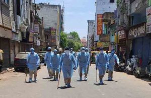 અમદાવાદ : દરિયાપુરમાં પેટ્રોલિંગ કરી રહેલી પોલીસને PPE શુટ ફાળવવામાં આવ્યા