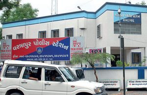 અમદાવાદ : કરિયાણું અને શાકભાજી લેવા નીકળેલા પતિ-પત્નીની વસ્ત્રાપુર પોલીસે ધરપકડ કરી લીધી