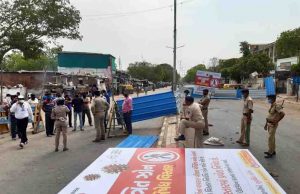 અમદાવાદ : ગુલબાઇ ટેકરામાં હોબાળો, લોકો કોર્પોરેશનના બોર્ડ, બેરિકેડ તોડી રસ્તા પર ઉતરી આવ્યા