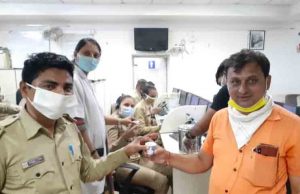 અમદાવાદ શહેર પોલીસ કંટ્રોલરૂમ ખાતે ઉકાળા વિતરણ કરવામાં આવ્યું