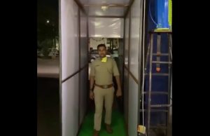 અમદાવાદ : રામોલ પોલીસ સ્ટેશનમાં સૅનેટાઇઝ ટનલ મુકવામાં આવી, જુઓ Video