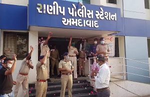 અમદાવાદ : કોરોનાની સારવાર બાદ સ્વસ્થ થતા કર્મચારી પોલીસ સ્ટેશન પહોંચ્યો, પછી શું થયું જુઓ Video