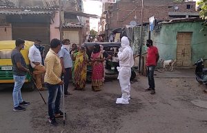 અમદાવાદ : ઘાટલોડિયાના સંજયનગરમાં આરોગ્ય ટિમ સાથે સ્થાનિકોની માથાકૂટ, જુઓ Video