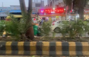 અમદાવાદ પોલીસનું હપ્તા રાજ ? : નાના આગળ નમાલા અને મોટા આગળ મુજરો, નારણપુરા સહિતના વિસ્તારોમાં ખાણીપીણીને છૂટો દોર