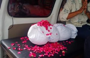 પુત્રની સારવાર માટે માતાપિતાએ ફાળો ઉઘરાવવા મજબુર થવું પડ્યું અને સરકાર સંવેદનશીલ હોવાના નારા લગાવતી રહી