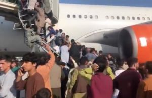 અફઘાનિસ્તાનના એરપોર્ટના ડરામણા દ્રશ્યો, ડરેલા લોકો ઘેટા-બકરાની જેમ પ્લેનમાં ચઢવા મજબૂર – Video