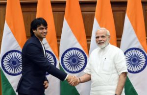 પીએમ મોદીએ ગોલ્ડન બોય નીરજ ચોપરાને ચુરમું ખવડાવ્યું, સિંધુને મળી આઈસ્ક્રીમ