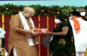 ગુહમંત્રી અમિત શાહે ગાંધીનગરમાં ‘પૌષ્ટિક લાડુ વિતરણ યોજના’નો પ્રારંભ કરાવ્યો, જન્માષ્ટમીના પર્વની શુભેચ્છાઓ પાઠવી