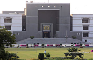 AMC ના અધિકારીઓની ઝાટકણી, શું સત્તામાં બેઠેલા લોકો નક્કી કરશે કે લોકોએ શું ખાવું જોઇએ : ગુજરાત હાઇકોર્ટ