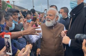 અમેરિકા પહોંચેલા વડાપ્રધાન નરેન્દ્ર મોદી એરપોર્ટ ઉપર રહેલા ભારતીયોને મળ્યા, અમેરિકી અધિકારીઓએ વડાપ્રધાનને આવકાર્યા