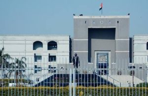 કોરોનાકાળમાં કોલેજે કાઢી મૂકેલા વિદ્યાર્થીને ફરી એડમિશન આપો, ગુજરાત HCનો મહત્વનો આદેશ