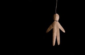 બાથરૂમના નળ સાથે બૂટની દોરી બાંધી પોલીસ સ્ટેશનમાં યુવકે ખાધો ફાંસો..