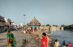 મહિલાઓને પૂજા માટે મંદિરમાં પ્રવેશ : મુદ્દો હવે ડાકોરના ઠાકોરના શરણે : પૂજા કરવા મહિલાઓ પહોંચી, પ્રસાશને મંદિરને તાળા મારી દીધા