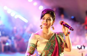 ઊર્વશી રાદડિયાના કાર્યક્રમ દરમિયાન લોકોએ ડોલ ભરી ભરીને ઠાલવી નોટો -Video