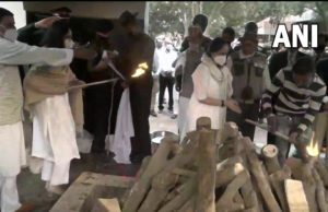 જનરલ રાવતને પુત્રીએ આપ્યો મુખાગ્નિ, 17 તોપોની અપાઇ સલામી