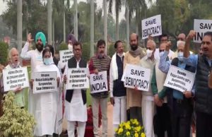 હોબાળાના કારણે લોકસભા અને રાજ્યસભાની કાર્યવાહી સ્થગિત, સસ્પેન્ડેડ સાંસદો ધરણા પર બેઠા