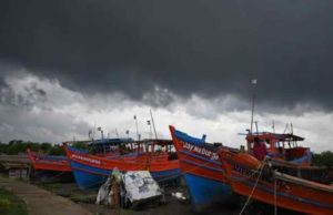 ગુજરાતના દરિયા કાંઠે જવાદનો ખતરો, આઠ જેટલા ખલાસીઓ ગુમ, 15 બોટ તણાઇ