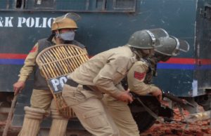 J&k : પુલવામામાં પોલીસે સ્ટેશન પર આતંકી હુમલો, 2 પોલીસકર્મી ઘાયલ