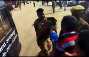 પોલીસની નિર્દયતાનો Video વાયરલ , બાળક હાથમાં હતું છતાં યુવકને લાકડીથી ઢોર માર માર્યો