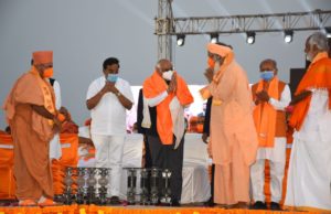 ભગવો લજવ્યો : ધર્મ સત્તા રાજ સત્તાના ચરણે પડી છે, સંતો ભગવાનની ભક્તિ છોડીને સત્તાની ભક્તિમાં તલ્લીન બનતા જઈ રહ્યા છે