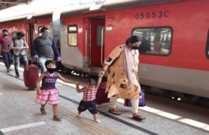 યાત્રી ગણ કૃપયા ધ્યાન દે! કોરોનામાં કરી આ ભૂલ તો સ્ટેશન પર નહીં મળે એન્ટ્રી